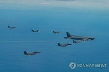 韓国と米国、日本が先月２２日に朝鮮半島付近の上空で初めて実施した合同空中訓練の様子（米空軍提供）＝（聯合ニュース）