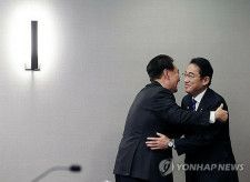 あいさつを交わす韓国の尹大統領（左）と日本の岸田首相＝１６日、サンフランシスコ（聯合ニュース）