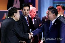 握手を交わす尹大統領（左）と中国の習主席（共同取材）＝１６日、サンフランシスコ（聯合ニュース）