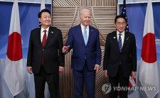 韓米日首脳はアジア太平洋経済協力会議（ＡＰＥＣ）首脳会議に合わせて会談した。左から尹錫悦大統領、バイデン米大統領、日本の岸田文雄首相＝１６日、サンフランシスコ（聯合ニュース）