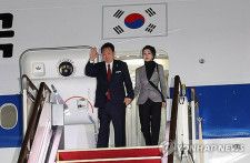 ソウル空港に到着した尹大統領夫妻＝１８日、城南（聯合ニュース）