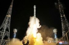 朝鮮中央通信は軍事偵察衛星「万里鏡１号」を搭載した新型運搬ロケット「千里馬１型」を打ち上げ、成功したと伝えた。発射台を飛び立つ千里馬１型＝（朝鮮中央通信＝聯合ニュース）≪転載・転用禁止≫