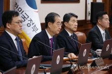 臨時閣議を主宰する韓首相（左から２人目）＝２２日、ソウル（聯合ニュース）