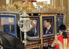 英国を国賓として訪問した韓国の尹大統領（右）が２１日（現地時間）、チャールズ国王と馬車でロンドンのバッキンガム宮殿に到着した＝（聯合ニュース）