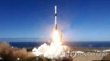韓国軍初の偵察衛星打ち上げ成功　地上と交信