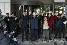 韓国大法院は昨年１２月、徴用被害者の遺族らが三菱重工業と日立造船を相手取って損害賠償を求めた訴訟の上告審で原告勝訴の判決を言い渡した。勝訴を喜ぶ原告たち＝（聯合ニュース）