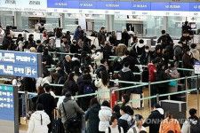 仁川国際空港のチェックインカウンターに列をつくる旅行客（資料写真）＝（聯合ニュース）