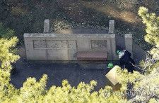 １月２９日、群馬県立公園「群馬の森」で朝鮮人追悼碑の撤去作業が行われている＝（共同＝聯合ニュース）