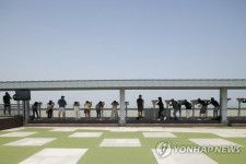 都羅山展望台から北朝鮮側を眺める観光客（資料写真）＝（聯合ニュース）
