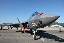 ＫＡＩが量産を目指すＫＦ２１。昨年１０月、韓国の航空宇宙・防衛産業展示会「ソウルＡＤＥＸ２０２３」で披露された（資料写真）＝（聯合ニュース）