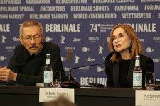ベルリンで記者会見を行うホン・サンス監督（左）と「旅行者のニーズ」で主演を務めたイザベル・ユペール＝１９日、ベルリン（聯合ニュース）