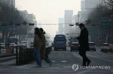 今月１２日、ＰＭ２．５の濃度が上昇して白くかすむソウル市内＝（聯合ニュース）