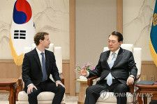 面会する韓国の尹大統領（右）と米ＩＴ大手メタのザッカーバーグＣＥＯ（大統領室提供）＝２９日、ソウル（聯合ニュース）