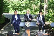 昨年８月１８日、米大統領山荘のキャンプデービッドで共同記者会見を行った（左から）韓国の尹錫悦（ユン・ソクヨル）大統領、米国のバイデン大統領、日本の岸田文雄首相＝（聯合ニュース）