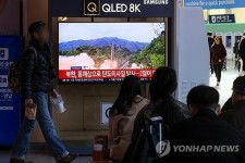 ソウル駅構内のテレビに北朝鮮の弾道ミサイル発射関連ニュースが流れている＝１８日、ソウル（聯合ニュース）