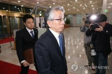 外交部は日本の相星孝一駐韓大使を呼び、抗議した。同部庁舎に入る相星大使＝２２日、ソウル（聯合ニュース）