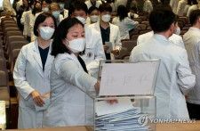 高麗大安岩病院で教授らが一斉に辞表を提出している＝２５日、ソウル（聯合ニュース）