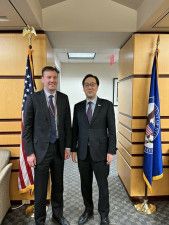 韓国からは外交部の李埈一（イ・ジュンイル）北核外交企画団長（右）が出席した＝２６日、ワシントン（聯合ニュース）