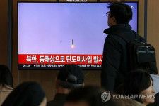 ソウル駅のテレビに北朝鮮のミサイル発射に関するニュースが流れている（資料写真）＝（聯合ニュース）