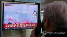 ソウル駅のテレビに北朝鮮のミサイル発射に関するニュースが流れている＝２日、ソウル（聯合ニュース）