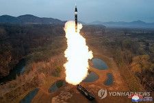 北朝鮮の朝鮮中央通信は３日、極超音速弾頭を搭載した固体燃料式の新型中長距離弾道ミサイルの初の発射実験に成功したと報じた＝（朝鮮中央通信＝聯合ニュース）≪転載・転用禁止≫