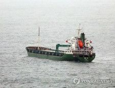 韓国当局が対北朝鮮制裁違反への関与が疑われる無国籍船を拿捕したことが分かった＝３日、釜山（聯合ニュース）