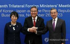 韓中日の外相は昨年１１月２６日、韓国南部の釜山で会談し、３カ国首脳会談開催についても話し合った（資料写真）＝（聯合ニュース）