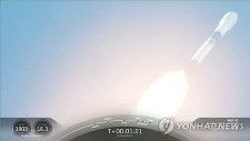 韓国軍の軍事偵察衛星２号機は米スペースＸのロケット「ファルコン９」に搭載され、８日午前（現地時間７日午後）に米フロリダ州から打ち上げられた（スペースＸの映像より）＝（聯合ニュース）≪転載・転用禁止≫