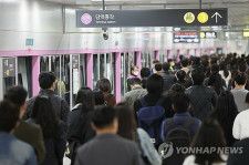 先月開通した首都圏広域急行鉄道を利用する市民＝１日、ソウル（聯合ニュース）