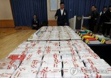 南海海洋警察庁は２月８日、釜山港に停泊していた船舶から見つかった約１００キロのコカインを公開した＝（聯合ニュース）