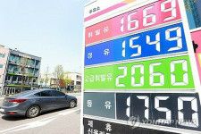 ガソリンや軽油などが値上がりしている。ソウル市内のガソリンスタンドに表示された価格（資料写真）＝（聯合ニュース）