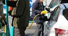 ガソリンスタンドで給油する市民（資料写真）＝（聯合ニュース）