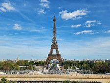 エッフェル塔の足元の広場では、パリ五輪のためのチャンピオンズパークの設置が進んでいる＝（聯合ニュース）
