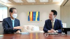 尹錫悦大統領（右）と韓悳洙首相（資料写真）＝（聯合ニュース）