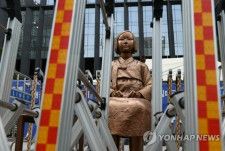 ソウルの日本大使館前に設置されている少女像（資料写真）＝（聯合ニュース）