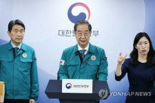会見を行う韓悳洙首相＝１９日、ソウル（聯合ニュース）