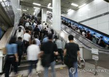 通勤ラッシュ時のソウル市内の地下鉄駅（資料写真）＝（聯合ニュース）