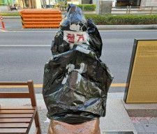 韓国・釜山の慰安婦少女像に黒い袋　制作者が３０代の男を告訴