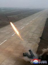 北朝鮮の朝鮮中央通信は２６日、新型２４０ミリ放射砲の性能を確かめるための試験発射を２５日に実施したと報じた＝（聯合ニュース＝朝鮮中央通信）