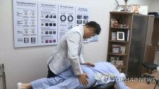 韓国で診療を受ける外国人患者＝（聯合ニュースＴＶ）