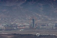 昨年１２月撮影。韓国北部の境界付近から望む開城工業団地。左の赤い円は北朝鮮が爆破した南北共同連絡事務所、右の円は爆破で損壊した総合支援センター（資料写真）＝（聯合ニュース）