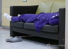 ソウルの大型病院のソファで休息を取る医療関係者＝（聯合ニュース）