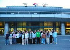 在北朝鮮中国大使館は２日、ホームページに中国人留学生たちが平壌国際空港前で撮影した写真を公開した（同大使館ＨＰより）＝（聯合ニュース）