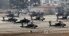 ソウル南方の平沢にある米軍基地キャンプ・ハンフリーで訓練を行う攻撃ヘリコプターのアパッチ（資料写真）＝（聯合ニュース）