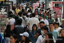 訪韓観光客でにぎわうソウルの繁華街・明洞＝（聯合ニュース）