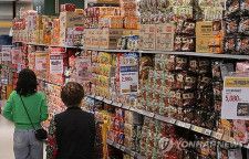 大型スーパーの即席麺売り場＝（聯合ニュース）
