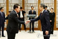 信任状の受け取り後、握手を交わす尹錫悦大統領（左）と水嶋光一・駐韓大使（大統領室通信写真記者団）＝２１日、ソウル（聯合ニュース）