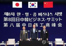 共同声明への署名に先立ち記念撮影をする３カ国経済団体のトップ＝２７日、ソウル（聯合ニュース）