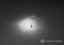 韓国軍合同参謀本部が２８日公開した、韓国の警備艇の監視装置が撮影した爆発の場面（同本部提供）＝（聯合ニュース）≪転載・転用禁止≫