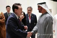 尹大統領は昨年１月、ＵＡＥを国賓として訪問した。握手を交わす尹大統領とムハンマド大統領（資料写真）＝（聯合ニュース）